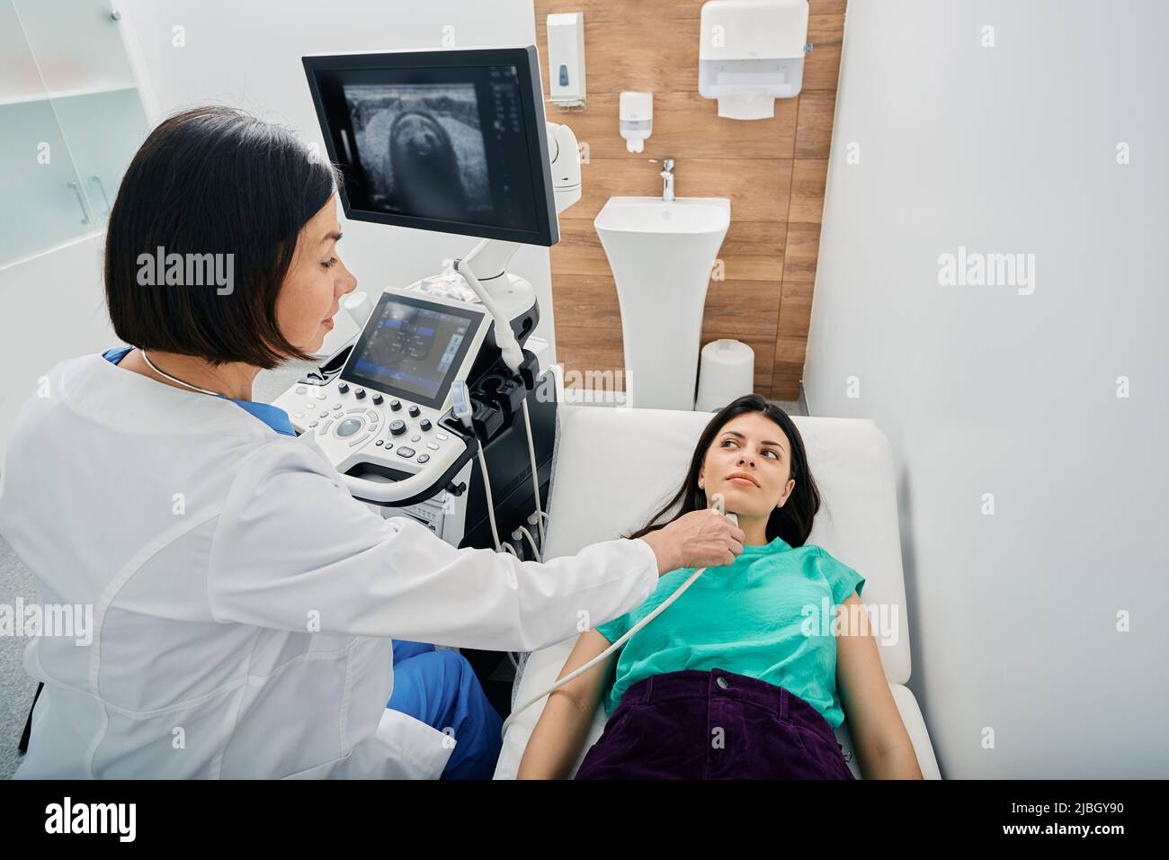 La patiente reçoit un diagnostic thyroïdien avec un endocrinologue. Diagnostic échographique du système endocrinien et de la thyroïde humaine Banque D'Images