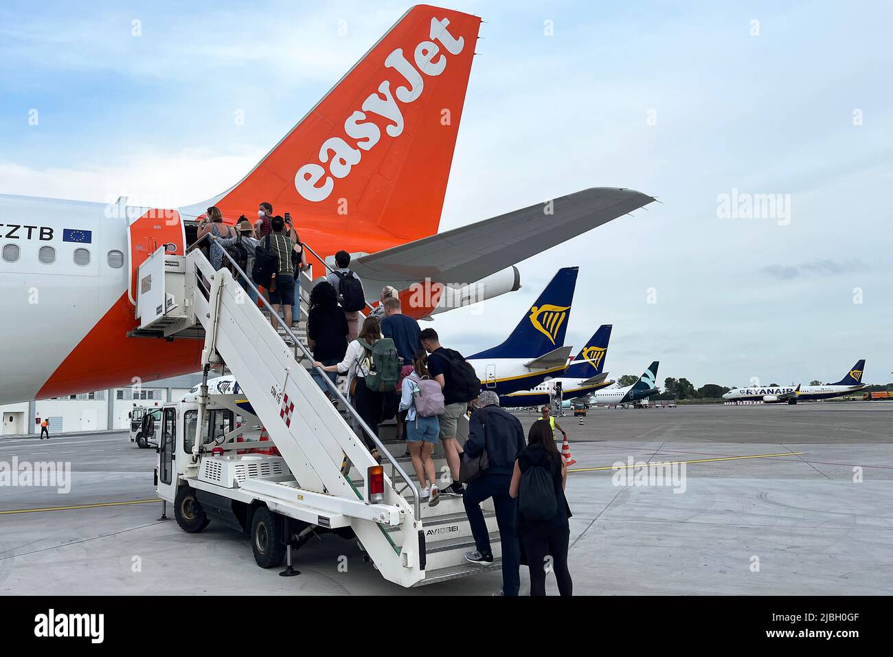 Les passagers embarqueront pour un vol easyJet au départ de l'aéroport de Pise à destination de Londres Gatwick. Mai 2022. Banque D'Images