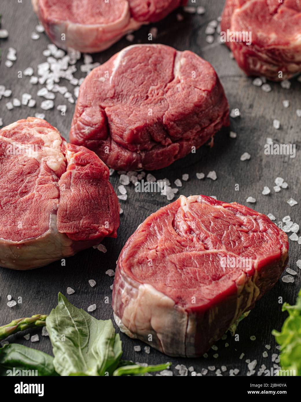 Gros plan sur des steaks de filet mignon crus Banque D'Images