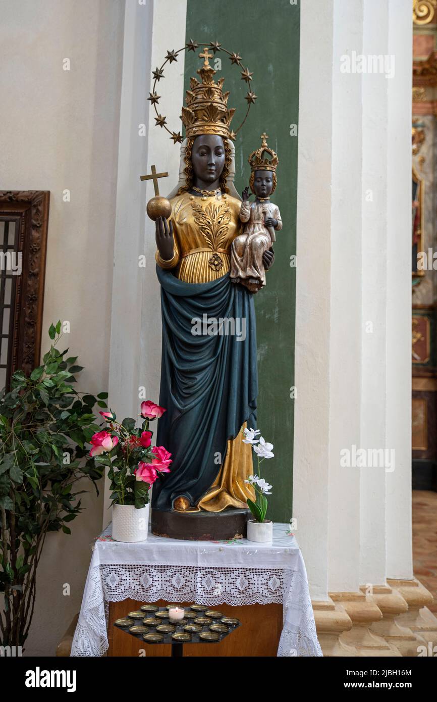 Statue d'une vierge noire avec un enfant dans ses bras dans une église catholique Banque D'Images