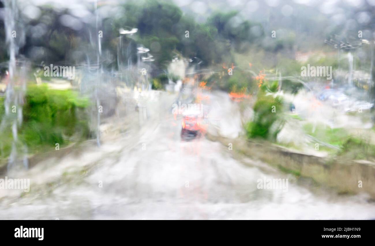 Jour pluvieux derrière le pare-brise d'une voiture à Sant Cugat del Valles, Barcelone, Catalunya, Espagne, Europe Banque D'Images