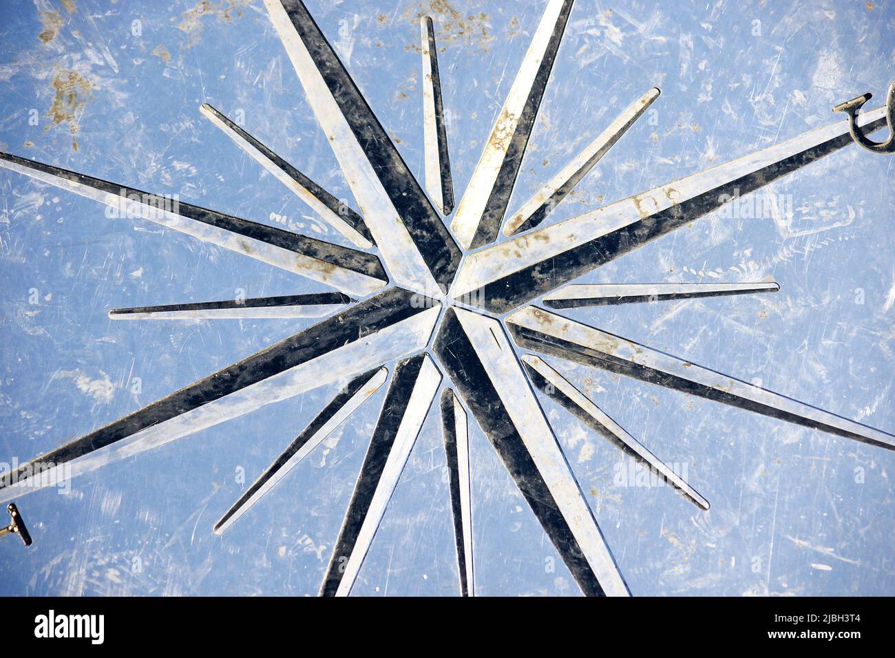 Rose des vents du plancher de la plate-forme du point de vue de la Puente del Petroleo sur la plage de Badalona, Barcelone, Catalogne, Espagne Banque D'Images