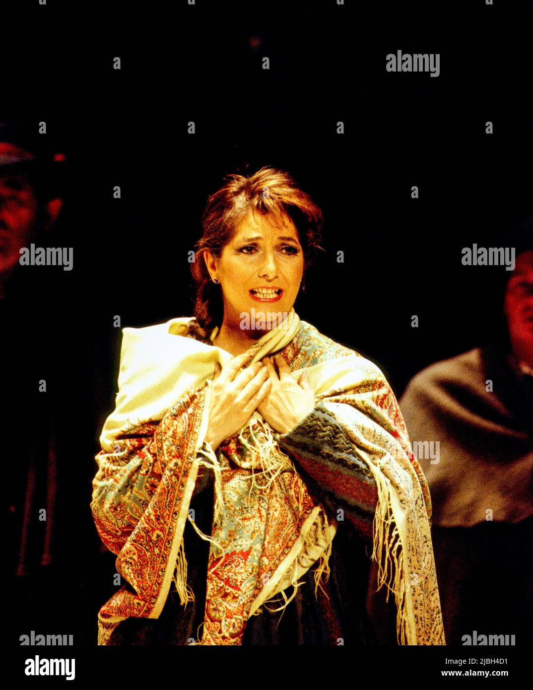 Marie McLaughlin (Micaela) dans CARMEN par Bizet à l'Opéra Royal, Covent Garden, Londres WC2 19/04/1994 chef: Jeffrey Tate Set design: Gerardo Vera costumes: Franca Squarciapino éclairage: Bruno Boyer directeur du mouvement et de la renaissance: Stuart Hopps chorégraphe Flamenco: Cristina Hoyos réalisateur original: Nuria Espert Banque D'Images