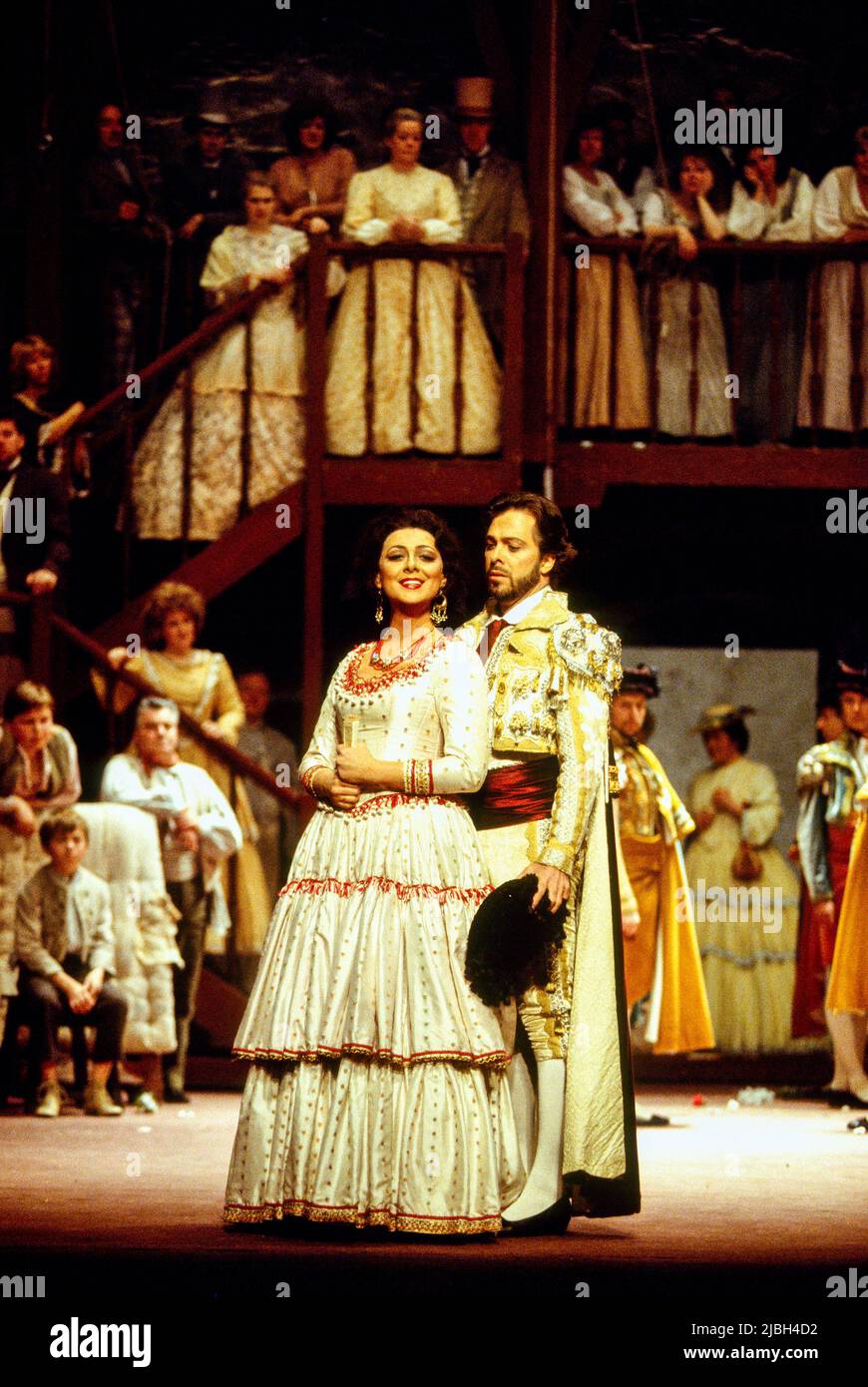 Elena Zaremba (Carmen), Gino Quilico (Escamillo) à CARMEN par Bizet à l'Opéra Royal, Covent Garden, Londres WC2 19/04/1994 Conductor: Jeffrey Tate Set design: Gerardo Vera costumes: Franca Squarciapino éclairage: Bruno Boyer Directeur du mouvement et du renouveau: Stuart Hopps Flamenco chorégraphe: Cristina Hoyos réalisateur original: Nuria Espert Banque D'Images