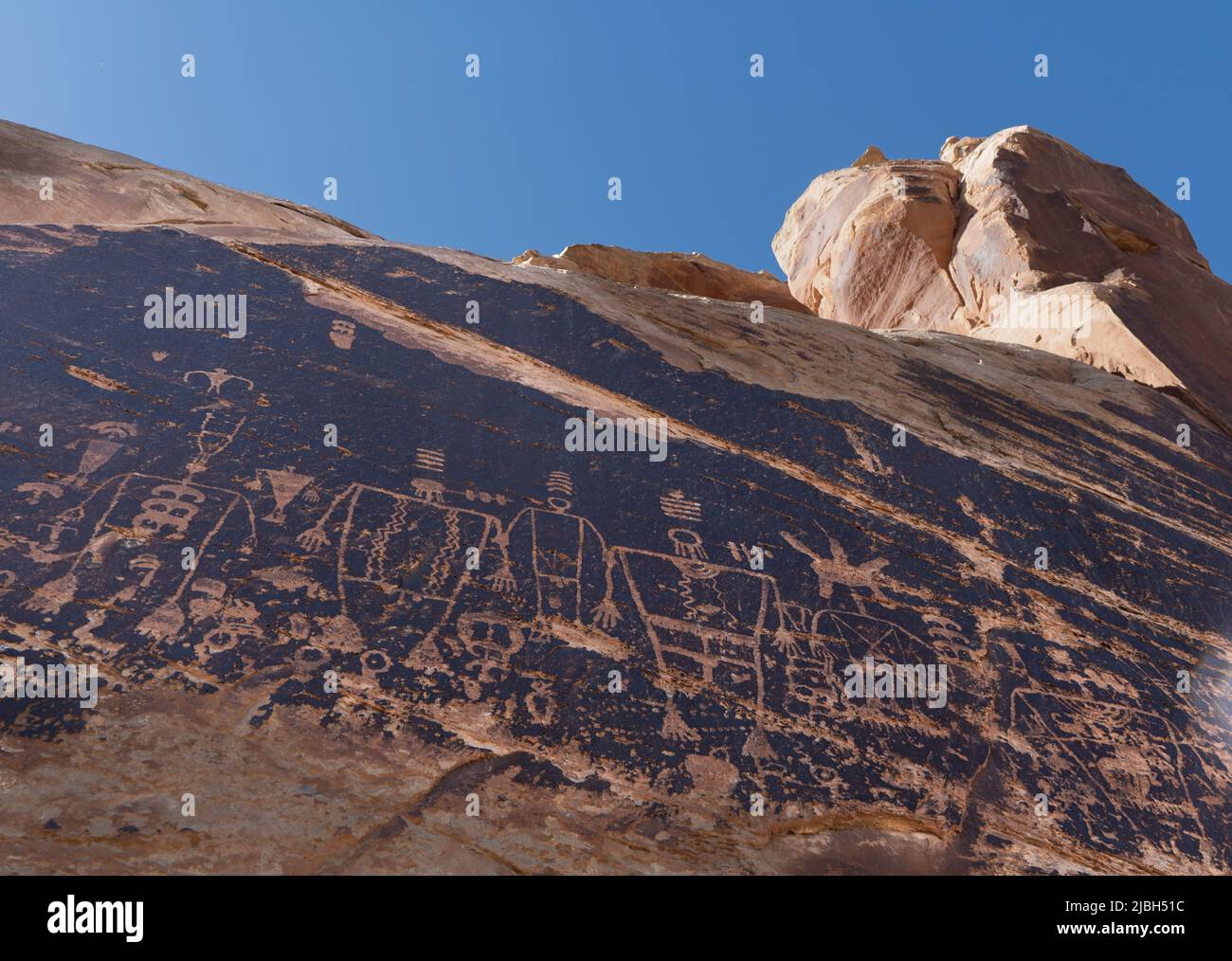 Des pétroglyphes américains indigènes ont été gravés dans les parois abruptes du canyon le long de la rivière San Juan dans le sud de l'Utah. Banque D'Images