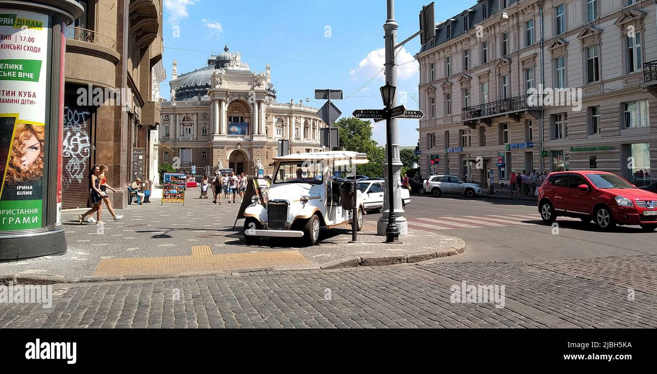 ODESSA, UKRAINE - 16 JUIN 2019 : c'est le carrefour de deux des rues les plus célèbres de la ville, à côté de l'Opéra. Banque D'Images