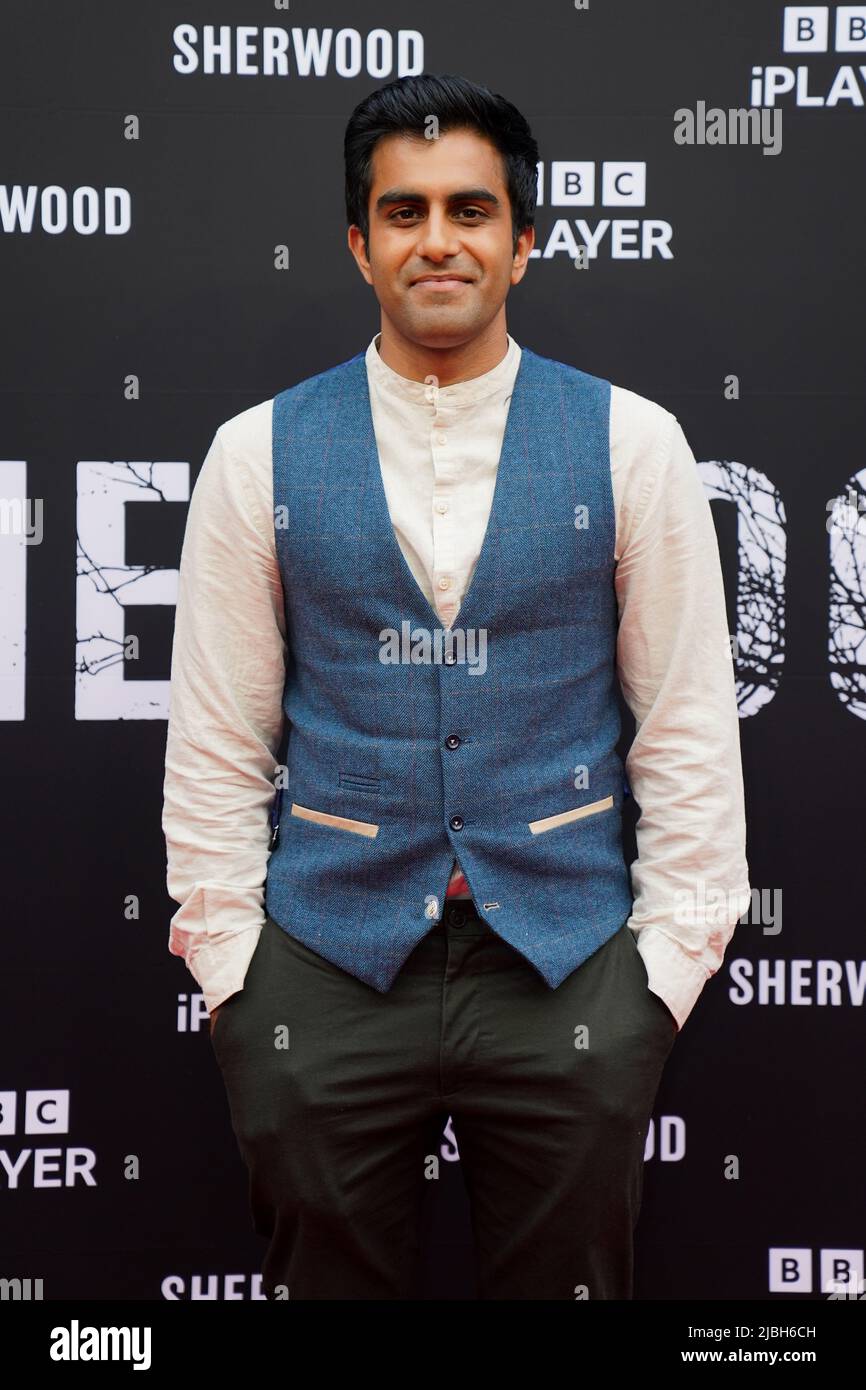 Programme Tv Du Lundi 6 Juin 2022 Bally Gill assistant à la projection du drame BBC One Sherwood au