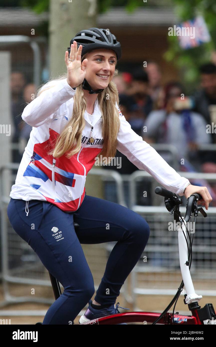 Laura Kenny ( Trott ) cycliste britannique de la médaille d'or à vélo au Platinum Jubilee Pageant 2022 dans le Mall, Londres Banque D'Images