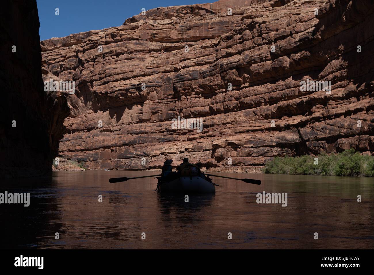 Les explorateurs et les touristes naviguent sur leurs bateaux, radeaux, planches à rames et kayaks dans les canyons arides le long de la rivière San Juan dans le sud-ouest de l'Utah. Banque D'Images