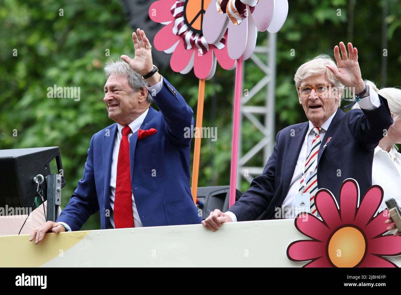 (De gauche à droite) Alan Fred Titchmarsh est un jardinier, un diffuseur, un présentateur de télévision, un poète et un romancier anglais. William ( Bill ) Patrick Roache est un acteur anglais. Il est surtout connu pour jouer à Ken Barlow dans l'opéra de savon d'ITV Coronation Street depuis qu'il a été diffusé pour la première fois le 9 décembre 1960. Il est inscrit dans les records Guinness comme la star de télévision la plus longtemps au service dans un rôle continu. Tous deux sont sur un bus à toit ouvert au Platinum Jubilee Pageant 2022 dans le Mall, Londres. Banque D'Images