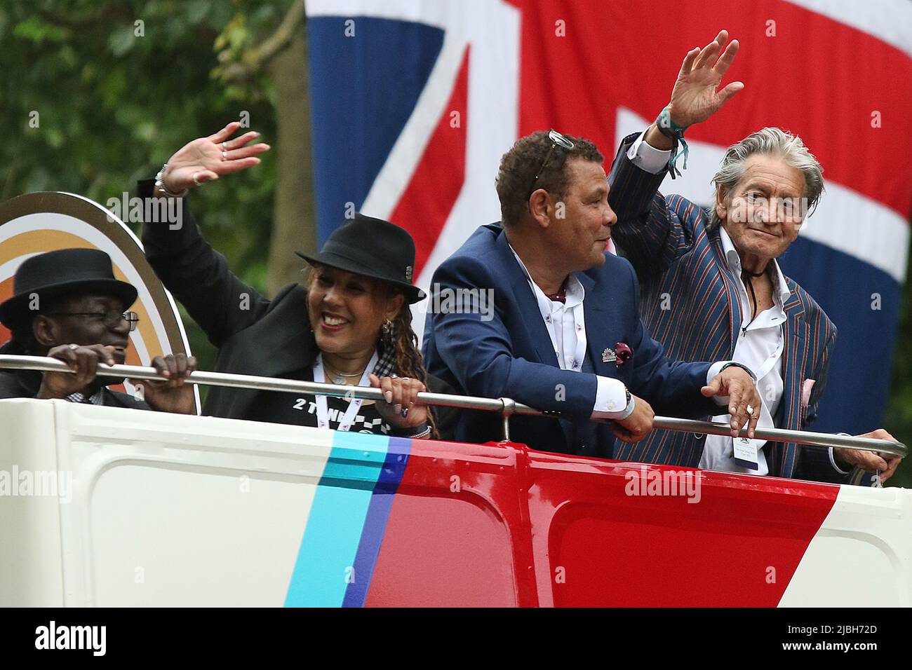 (De gauche à droite) Craig Charles et Patrick Mower dans un bus à toit ouvert au Platinum Jubilee Pageant 2022 dans le Mall, Londres. Banque D'Images