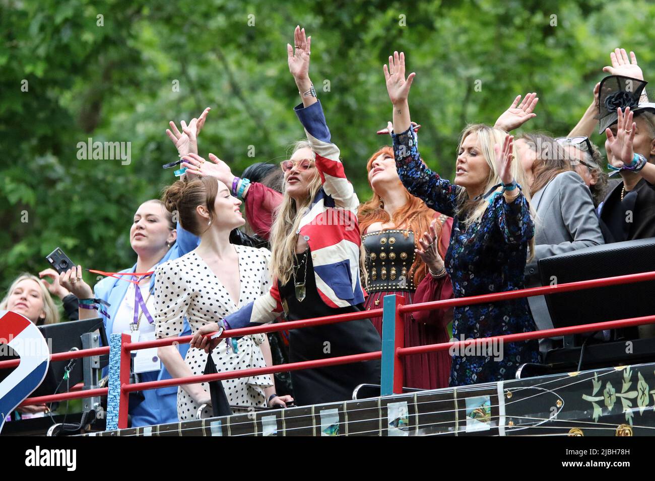 (De gauche à droite) Phoebe Harriet Dynevor est aux côtés de Charlotte Tilbury, Kate Moss & Patricia ( Patsy ) Jude Kensit. Tous les quatre sont sur un bus à toit ouvert au Platinum Jubilee Pageant 2022 dans le Mall, Londres. Banque D'Images