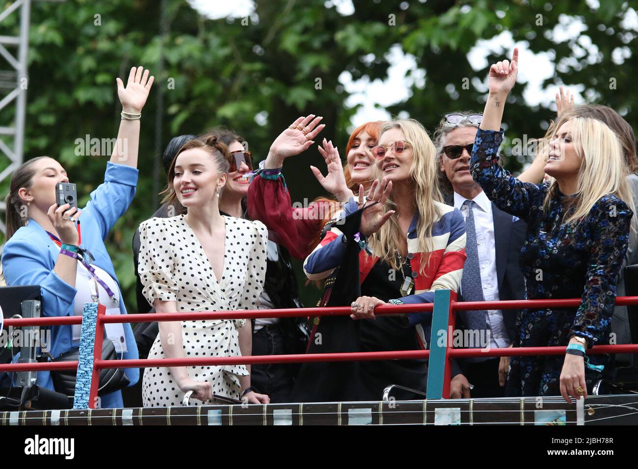 (De gauche à droite) Phoebe Harriet Dynevor est aux côtés de Charlotte Tilbury, Kate Moss & Patricia ( Patsy ) Jude Kensit. Tous les quatre sont sur un bus à toit ouvert au Platinum Jubilee Pageant 2022 dans le Mall, Londres. Banque D'Images