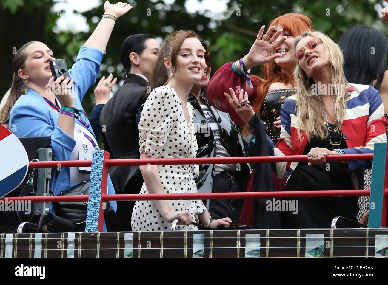 (De gauche à droite) Phoebe Harriet Dynevor est aux côtés de Charlotte Tilbury & Kate Moss. Tous les trois sont sur un bus à toit ouvert au Platinum Jubilee Pageant 2022 dans le Mall, Londres. Banque D'Images