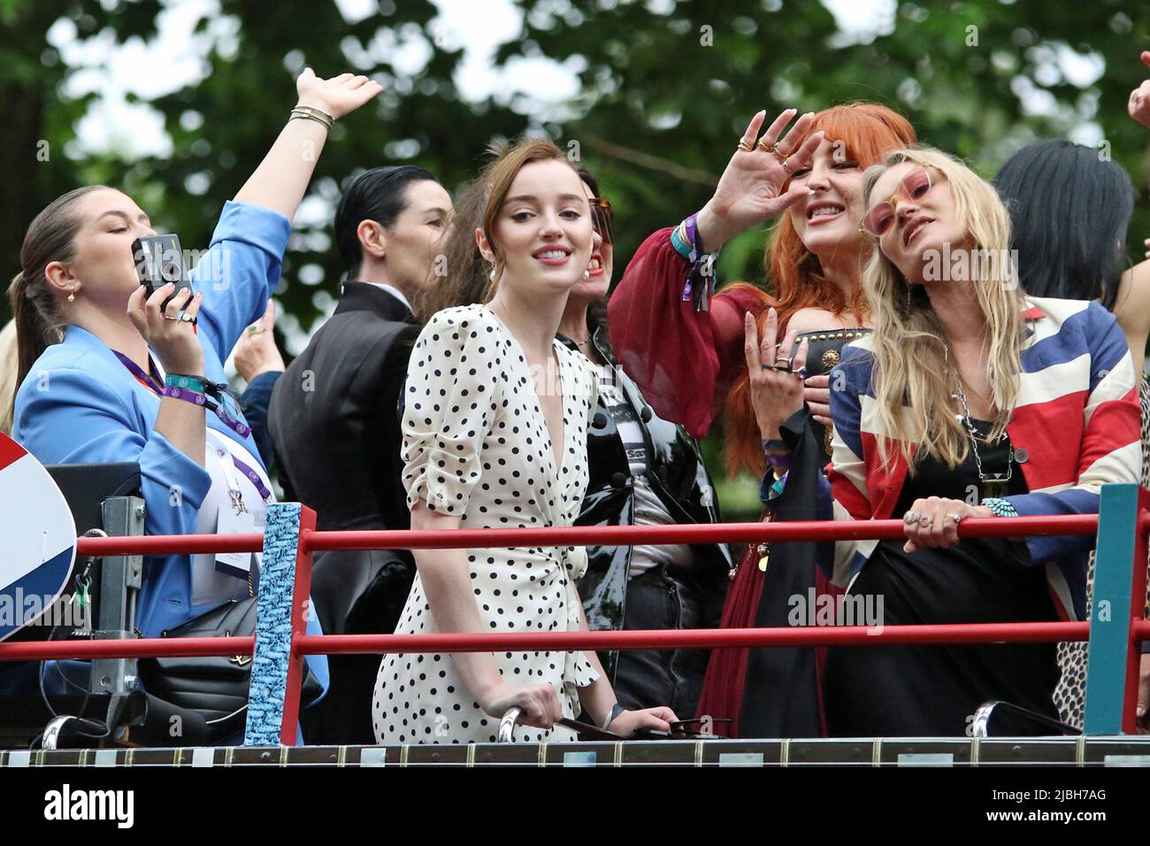 (De gauche à droite) au milieu, Phoebe Harriet Dynevor est l'alonside Charlotte Tilbury & Kate Moss. Tous les trois sont sur un bus à toit ouvert au Platinum Jubilee Pageant 2022 dans le Mall, Londres. Banque D'Images