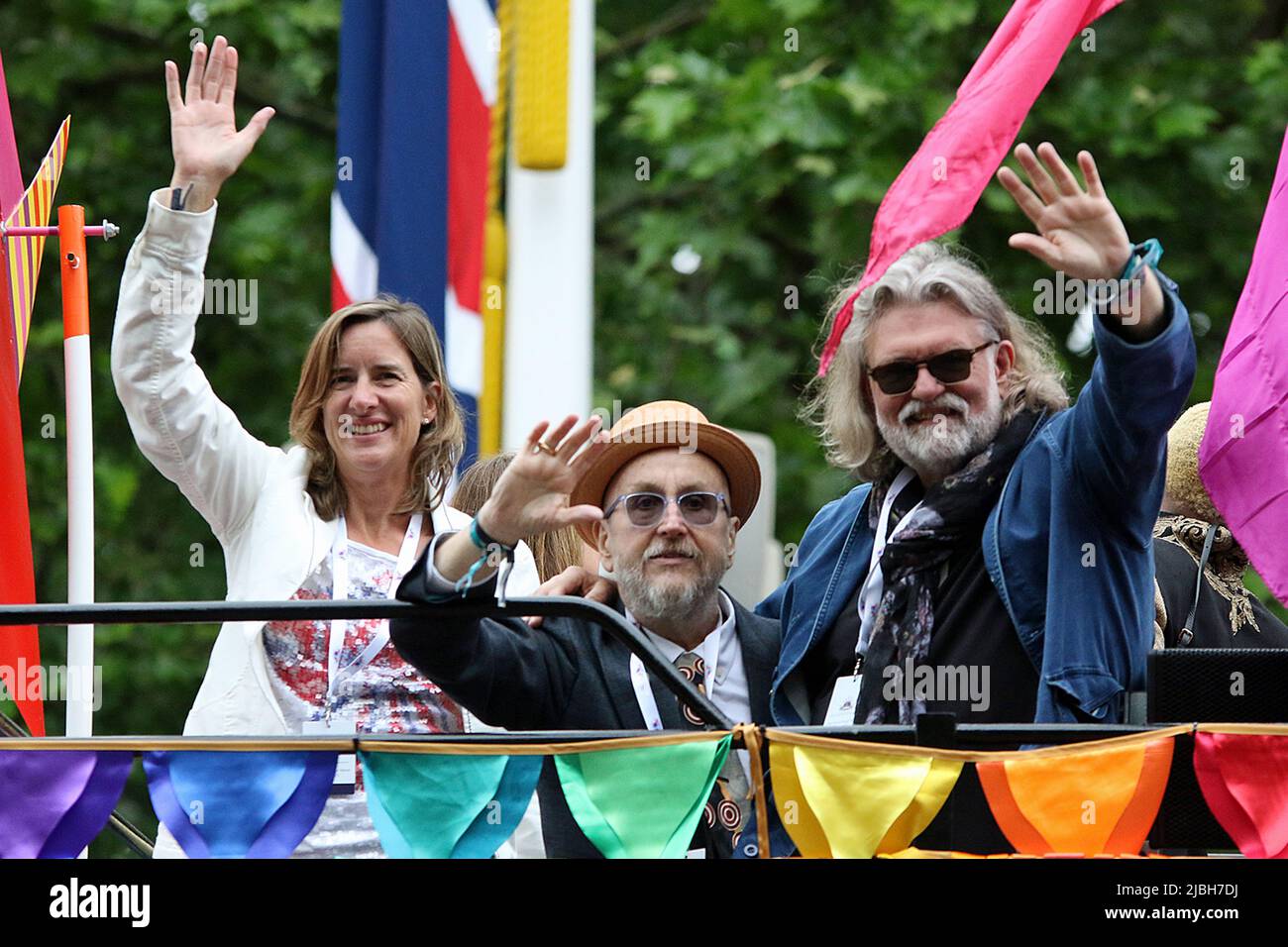 (De gauche à droite) Dame Katherine Jane Grainger est une ancienne gagnante de médaille d'or britannique. David ( Dave ) Myers et si King sont des chefs anglais célèbres et des présentateurs TV, plus connus sous le nom de Hairy Bikers. Tous les trois étaient dans un bus à toit ouvert au Platinum Jubilee Pageant 2022 dans le Mall, Londres Banque D'Images