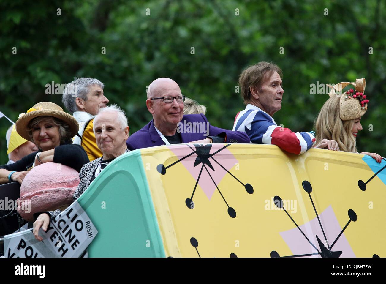 (De gauche à droite) Wayne Sleep, Ken Bruce, Cliff Richard, Katherine Jenkins dans un autobus à toit ouvert au Platinum Jubilee Pageant 2022 du Mall, Londres Banque D'Images