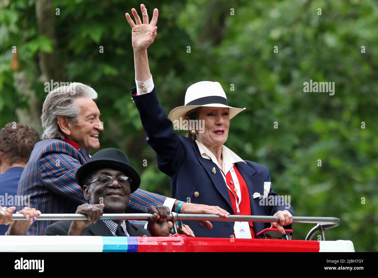 (De gauche à droite) Patrick Mower et Lorraine Chase dans un bus à toit ouvert au Platinum Jubilee Pageant 2022 dans le Mall, Londres. Banque D'Images