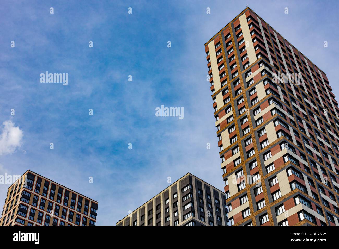 Moscou haut immeuble d'appartements contre le ciel bleu Banque D'Images