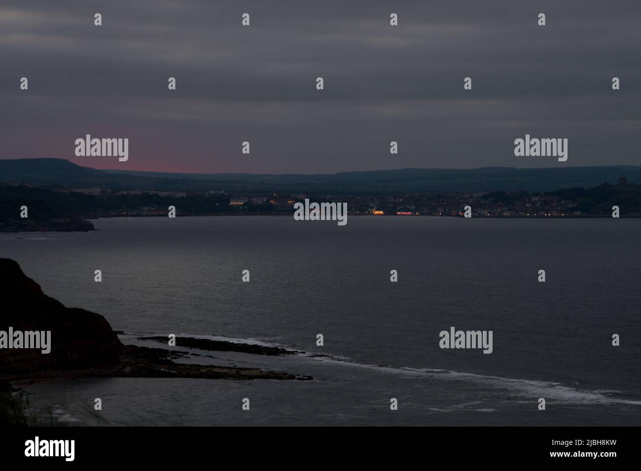 Vue sur Scarborough au crépuscule sur Scarborough Bay. Prise depuis Blue Dolphin Holiday Park, North Yorkshire, Royaume-Uni Banque D'Images