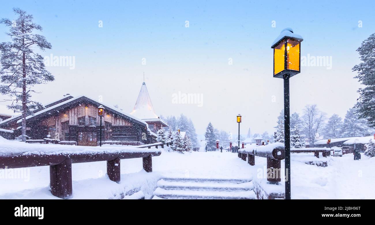 Village de Noël paysage d'hiver, Rovaniemi, Laponie, Finlande. Banque D'Images
