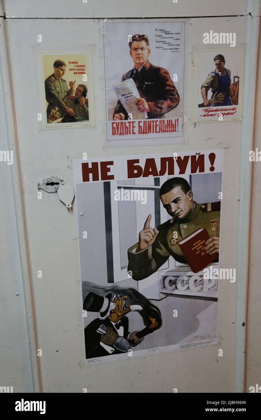 Affiches de propagande soviétique avec des textes comme 'не БАЛУЙ' Banque D'Images