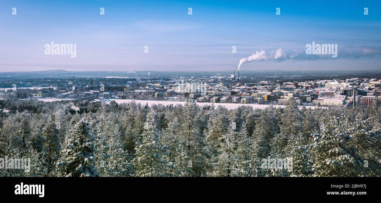 Paysage d'hiver panoramique de la ville de Rovaniemi, Finlande, Laponie. Banque D'Images