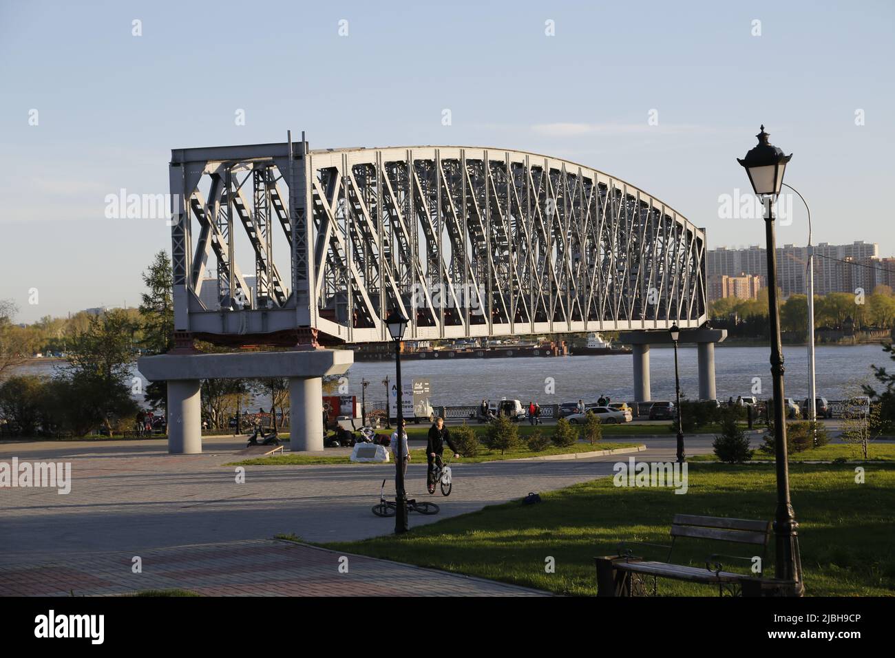 Un acier monumental s’étend sur une partie du premier pont ferroviaire historique au-dessus de l’OB, par Belelyoubsky, qui a permis à Novosibirsk de surpasser économiquement Tomsk Banque D'Images