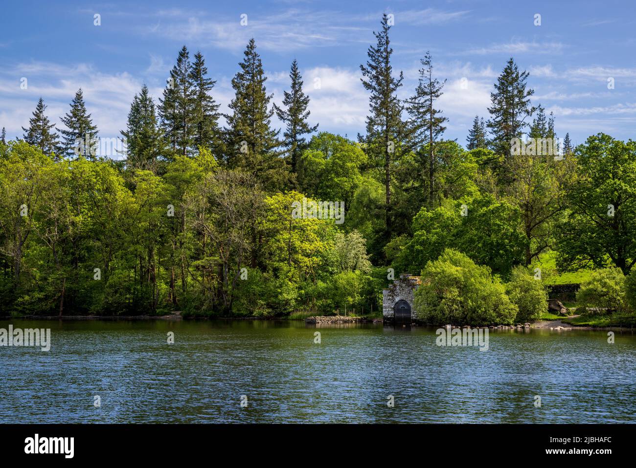 Une jetée et un hangar à bateaux en pierre sur la rive ouest de Windermere, Lake District, Angleterre Banque D'Images