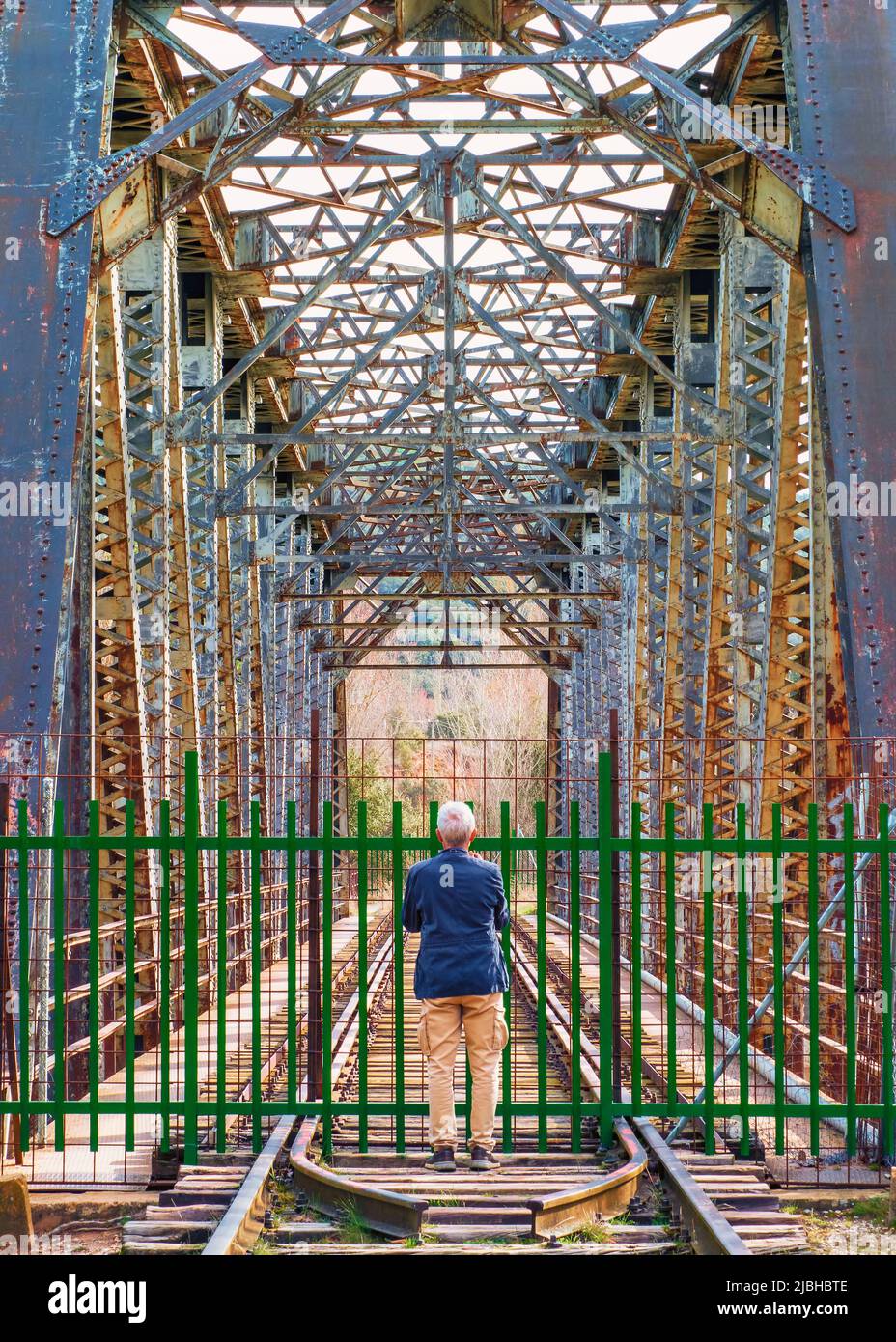 Un homme en face d'un pont ferroviaire abandonné construit au-dessus de la rivière Duero en passant par Soria. Banque D'Images