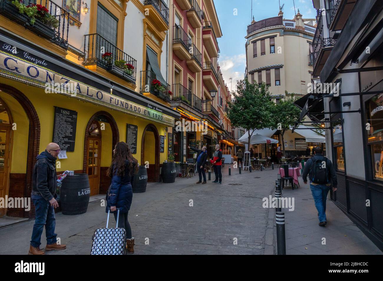 Restaurants et bars sur la Calle Alemanes 21 Séville Espagne dans le bar en début de soirée Gonzalo Banque D'Images