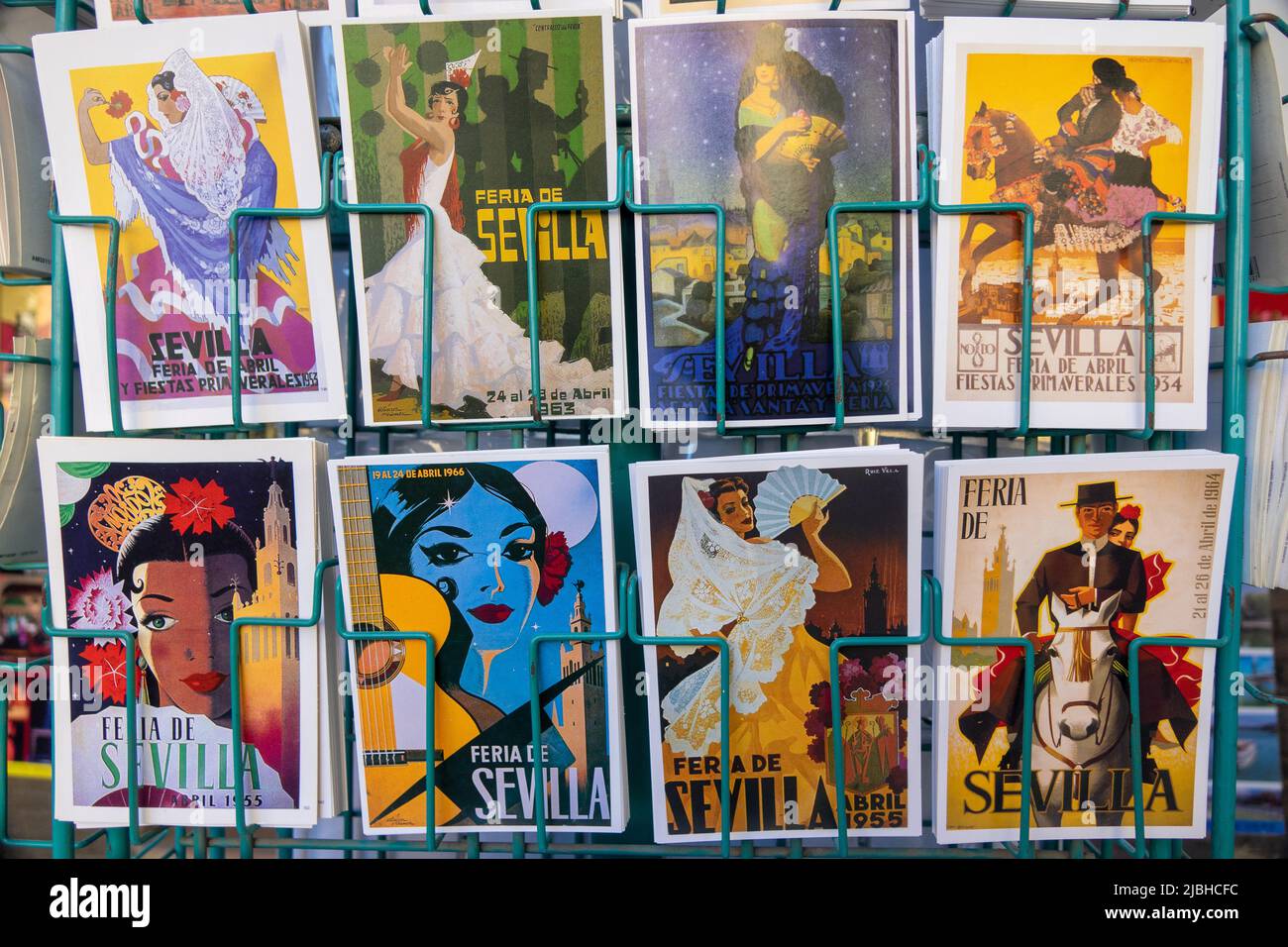 Cartes postales espagnoles d'anciens films Affiches à vendre sur Un souvenier Shop rack Feria de Sevilla Banque D'Images Cartes postales espagnoles d'anciens films Affiches à vendre sur Un souvenier Shop rack Feria de Sevilla Banque D'Images