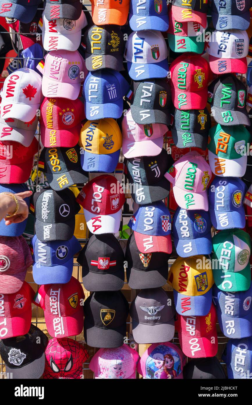 Casquettes de baseball avec logos de diverses équipes sportives. Ils sont en vente dans un kiosque pendant le festival Do West Banque D'Images