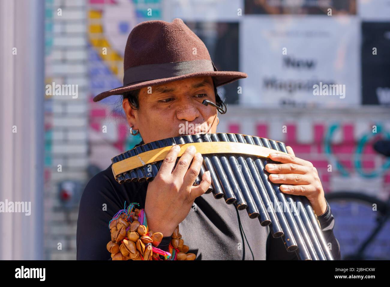 Un homme d'Amérique latine joue un instrument de musique traditionnel andin pendant le Do West Festival. Banque D'Images