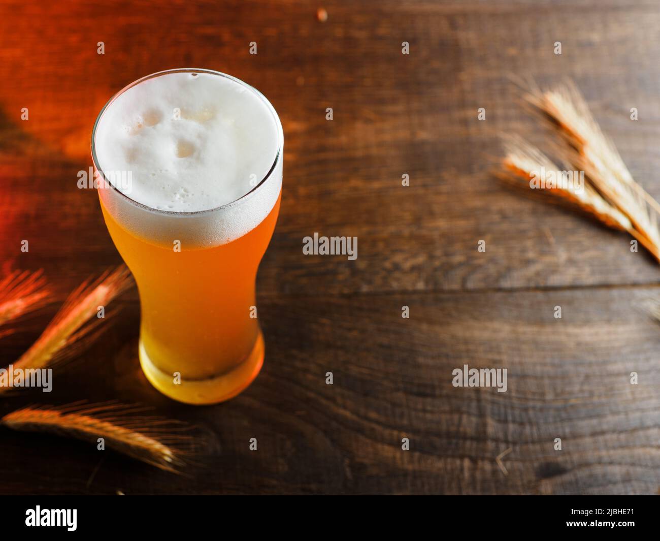 verre de bière sur une table en bois, vue sur le dessus, épis de blé. Banque D'Images