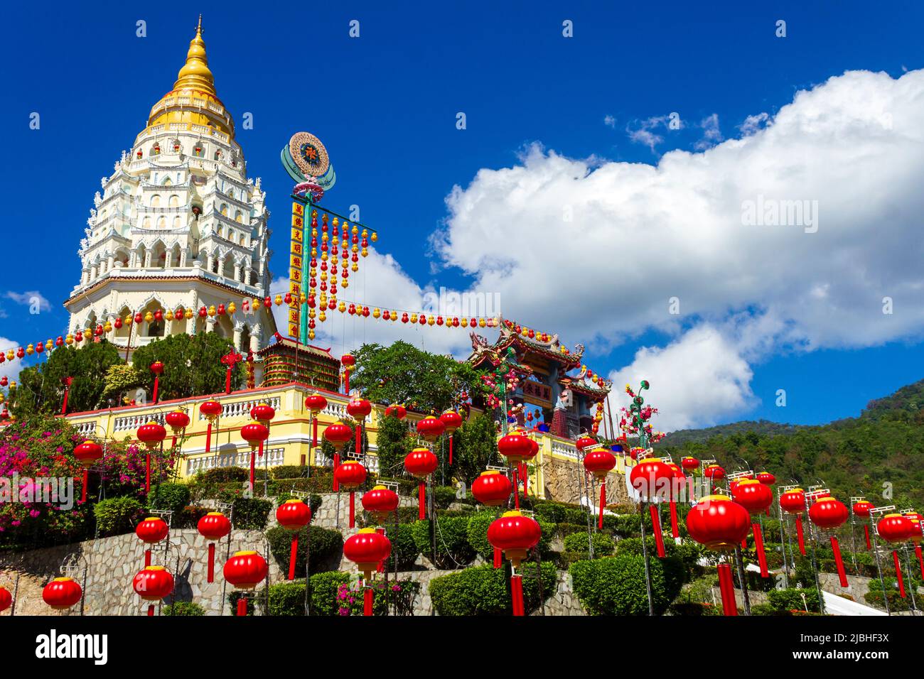 KEK Lok si Temple chinois décoré de lanternes en papier chinois pour le nouvel an chinois. Le temple de KEK Lok si est situé près de Georgetown, Penang, Malays Banque D'Images