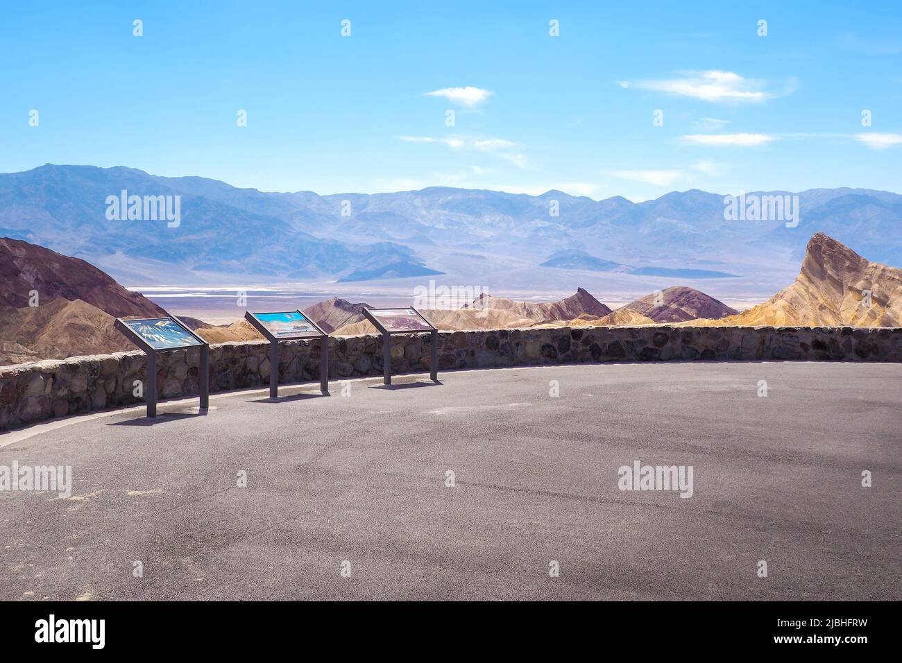 Vue de Zabriskie point dans la gamme Amargosa dans le parc national de la Vallée de la mort, Californie, États-Unis. Un jour chaud et ensoleillé dans l'endroit le plus chaud de la planète Banque D'Images