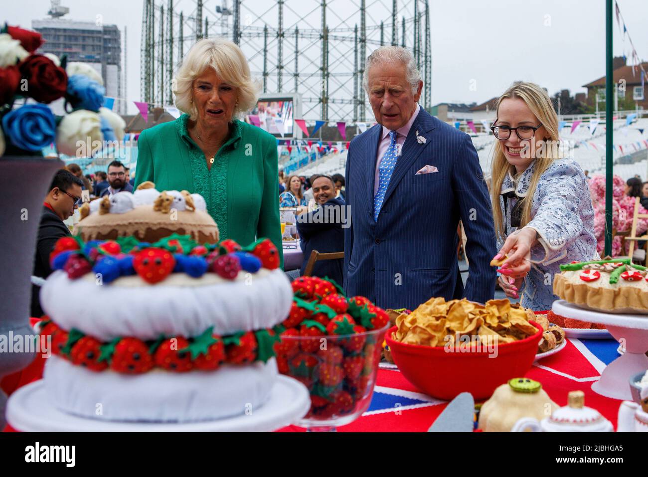 Le prince de Galles et la duchesse de Cornwall voient une pièce d'art en feutre 6 x 1,5m de Lucy Sparrow, d'un déjeuner jubilé avec le Platinum Pudding, sco Banque D'Images