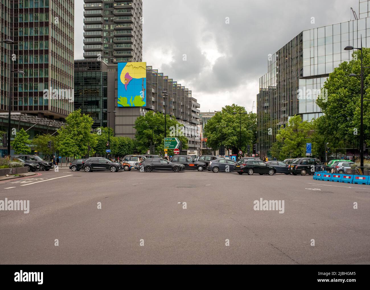 Zoom arrière de la photo d'embouteillages sur Euston Road pendant la grève du métro de Londres. Tarmac au premier plan et bâtiments brillants en arrière-plan. Banque D'Images