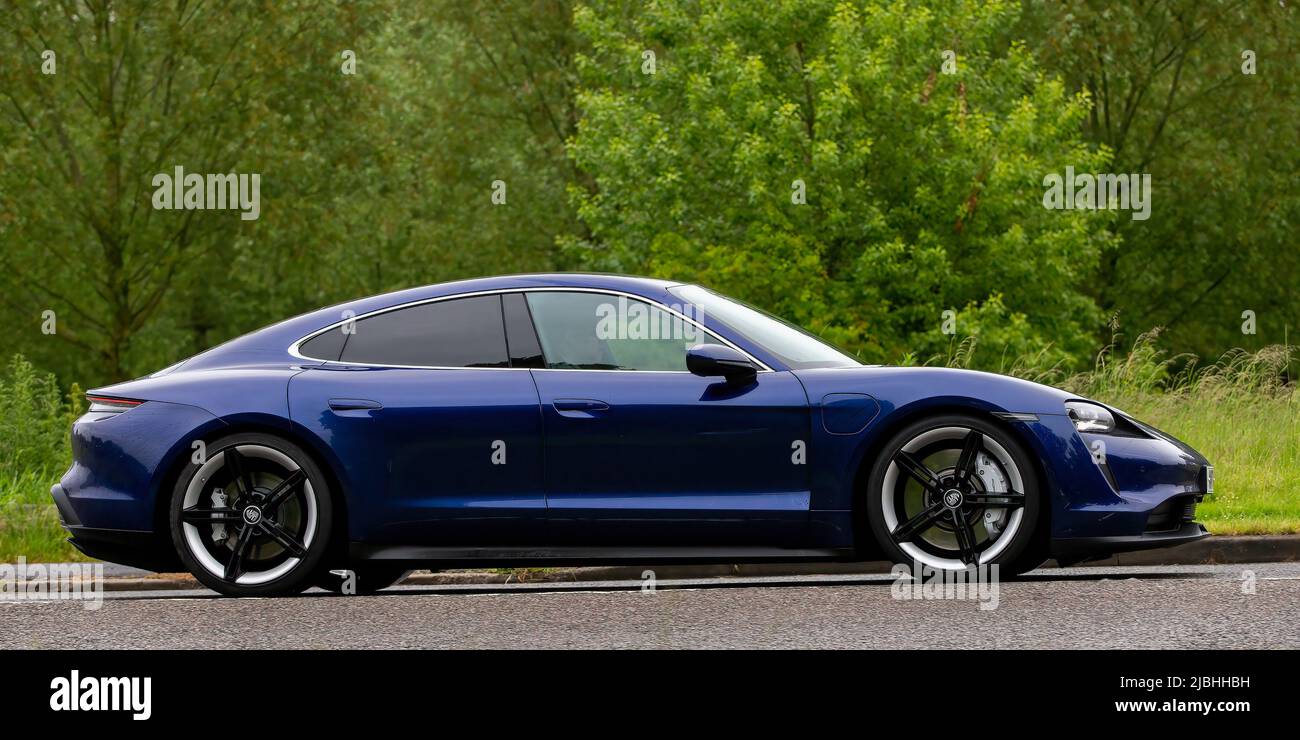 2021 Porsche électrique bleue sous la pluie Banque D'Images