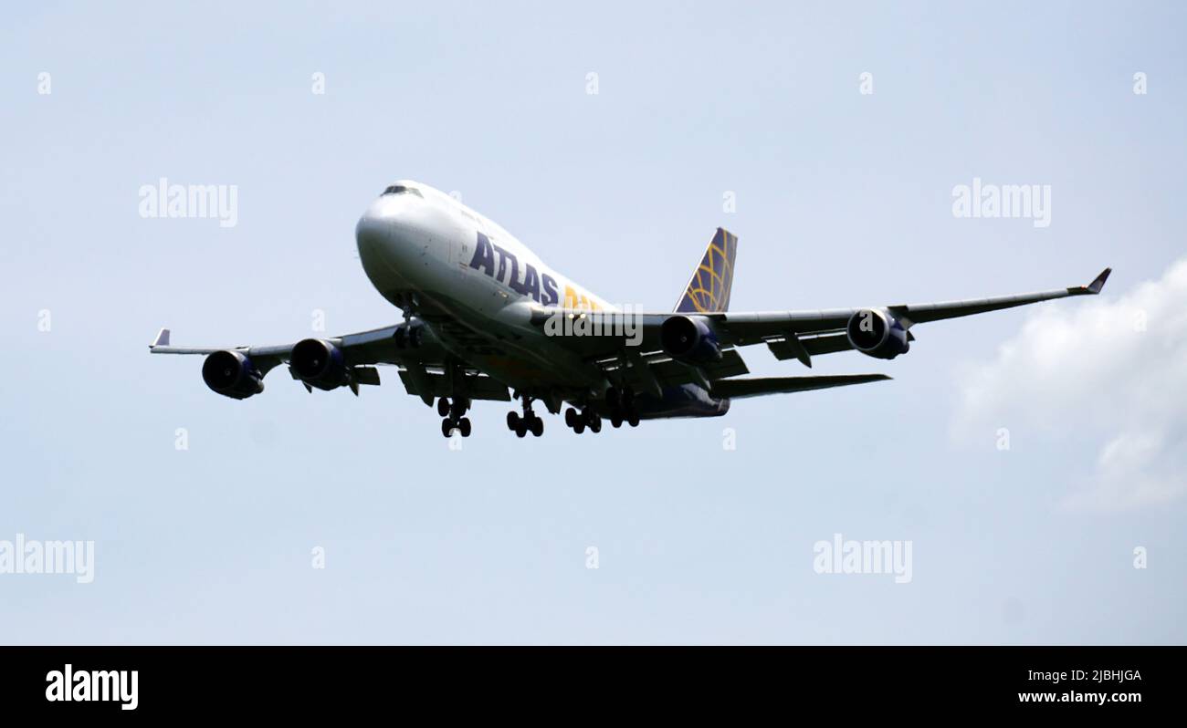 L'avion cargo Boeing 747 d'Atlas Air se prépare à l'atterrissage à l'aéroport international O'Hare de Chicago. Banque D'Images