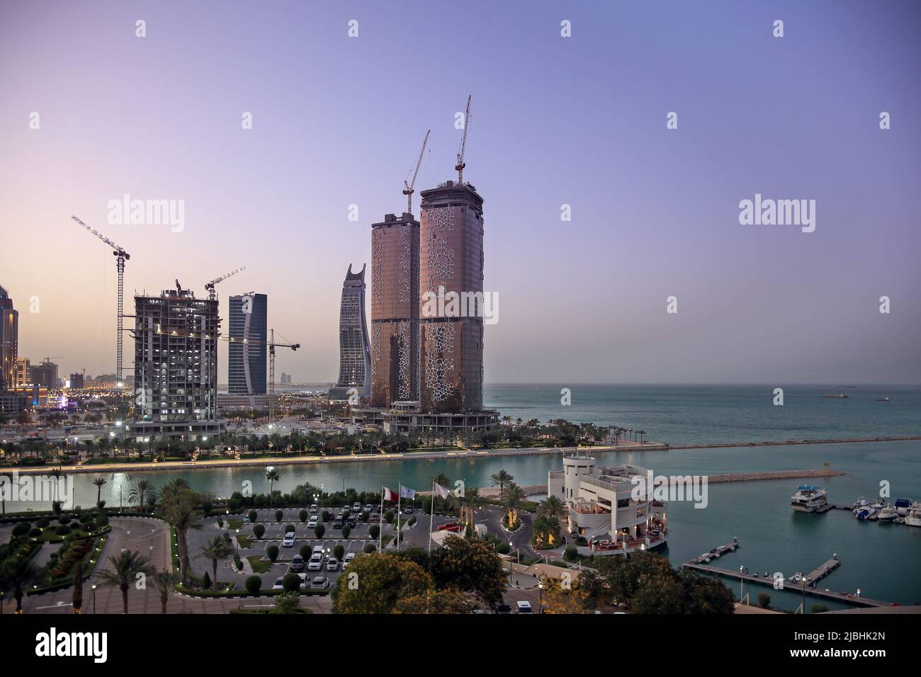C'est une vue sur la marina dans le quartier de Lusail, un quartier riche et de classe supérieure de Doha, Qatar, Asie. Banque D'Images