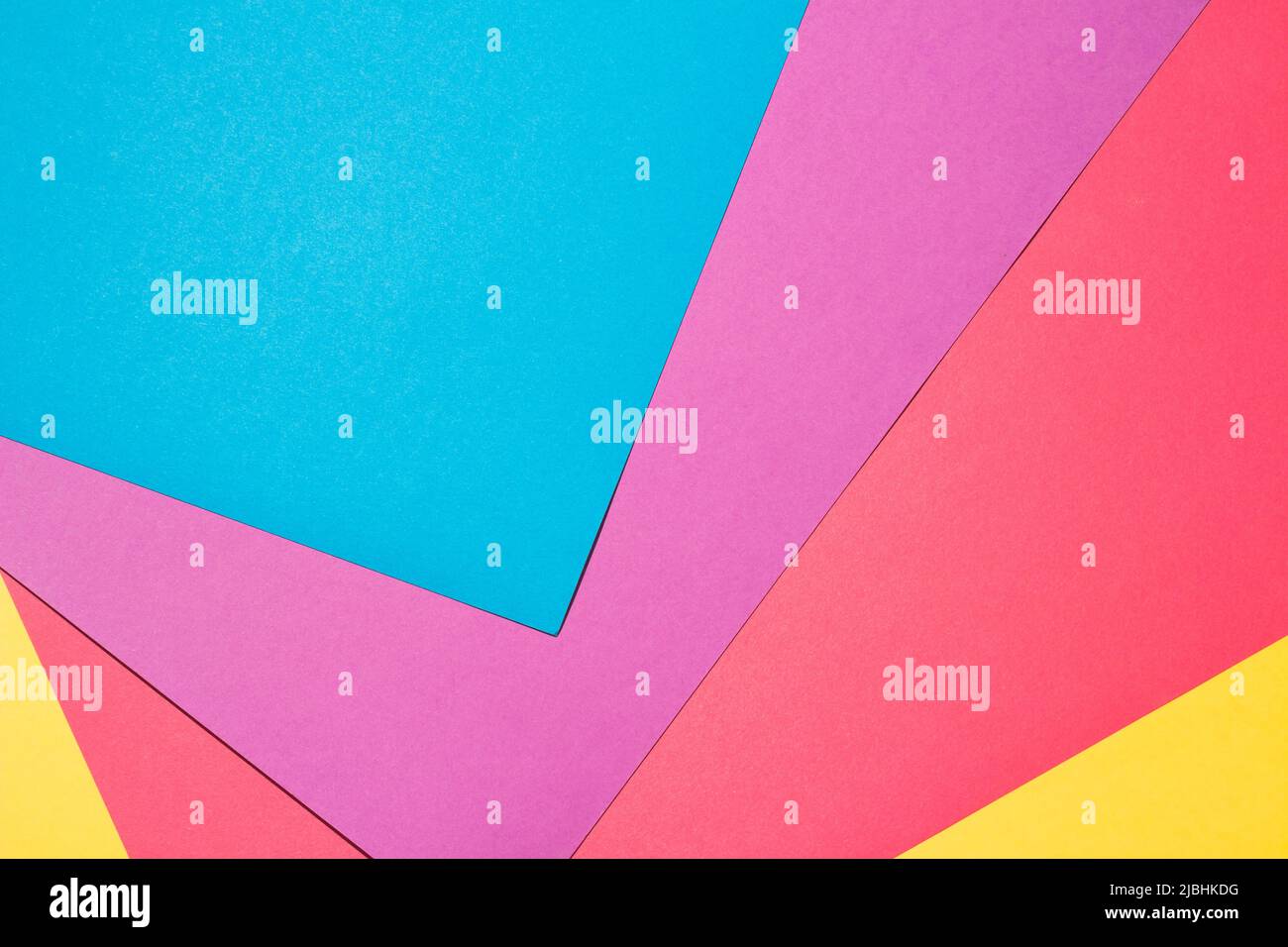 Papier coloré dans un plat géométrique. Banque D'Images
