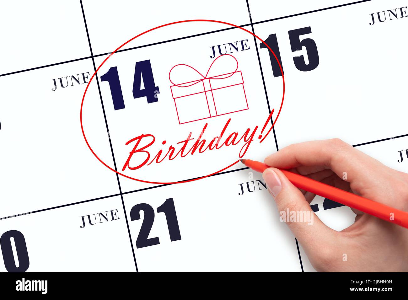 14th jour de juin. La main tourne la date sur le calendrier 14 juin, dessine une boîte cadeau et écrit le texte anniversaire. Vacances. Mois d'été, jour du Photo Stock - Alamy