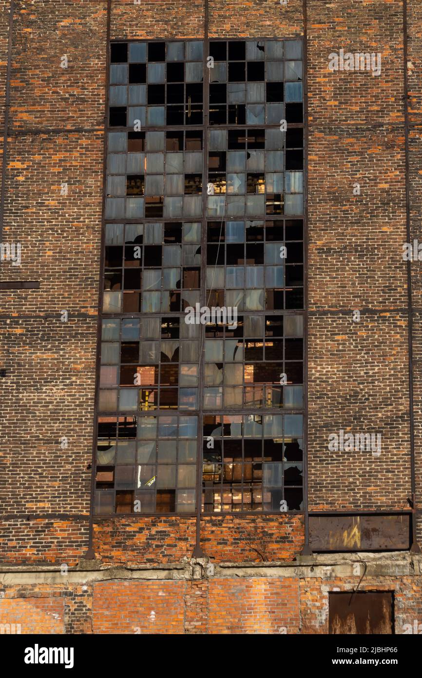Ruines d'une usine industrielle abandonnée. Murs de briques avec grande fenêtre. Photo prise par temps ensoleillé. Banque D'Images