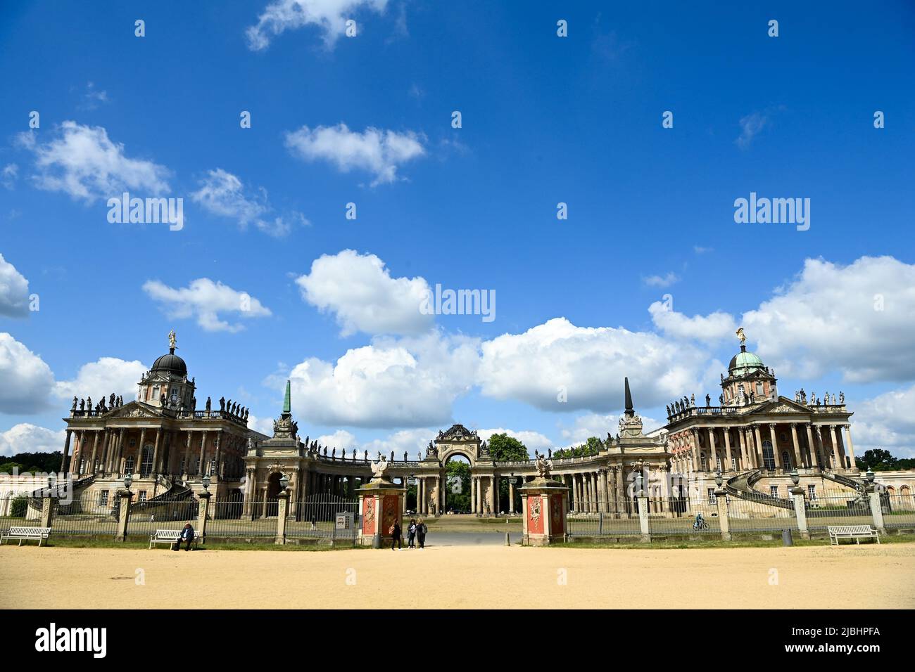 Potsdam, Allemagne. 02nd juin 2022. Les Colonnades avec les communis et la porte du Triumphal dans le Parc du Palais de Sanssouci. Ces bâtiments représentatifs ont été érigés entre 1766 et 1769 par Carl von Gontard. Ils hébergeaient les anciens bâtiments de la ferme du Nouveau Palais. Aujourd'hui, les bâtiments appartiennent à l'Université de Potsdam. Credit: Jens Kalaene/dpa/Alamy Live News Banque D'Images