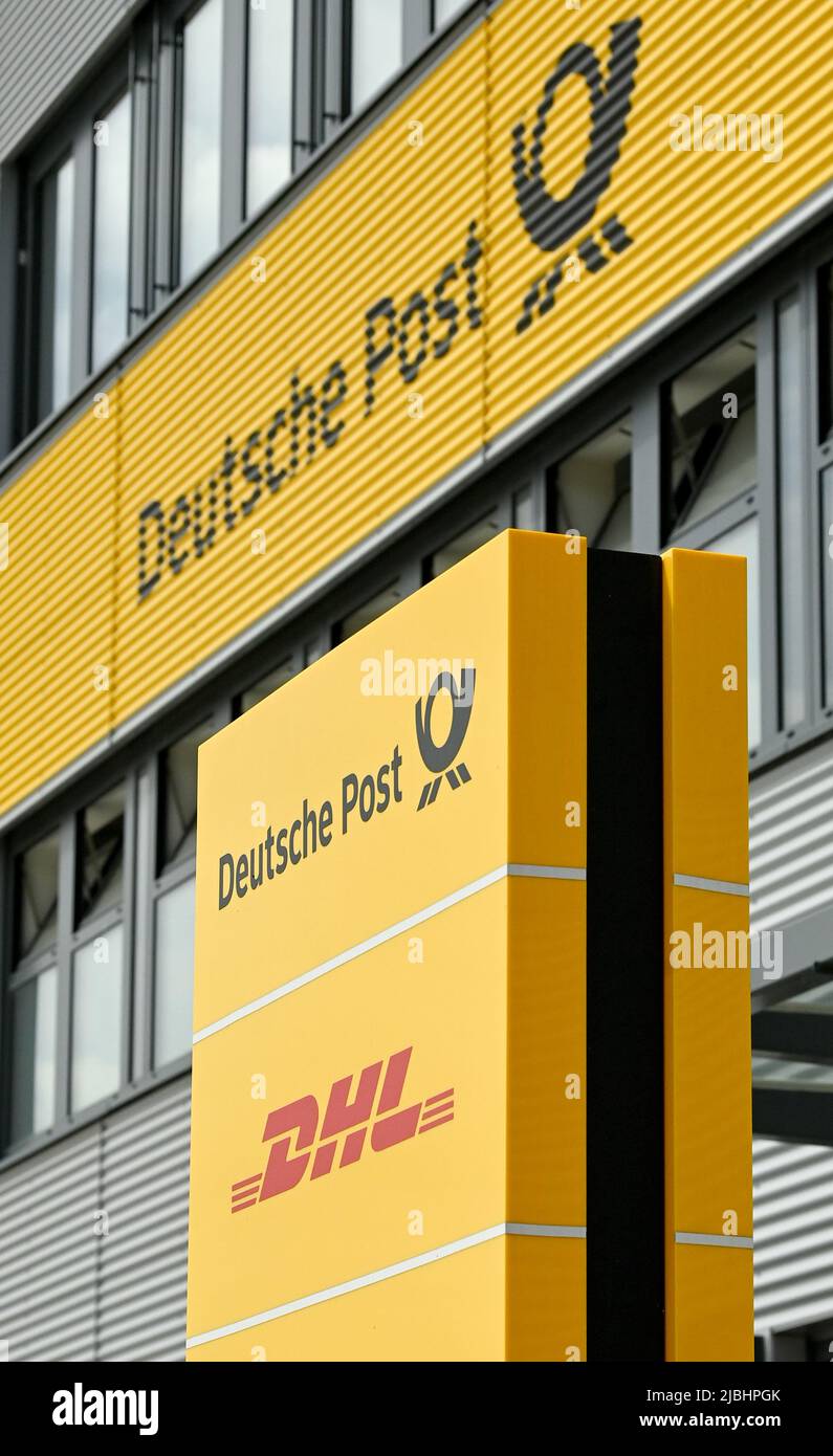 Ludwigsfelde, Allemagne. 01st juin 2022. Les logos Deutsche Post et DHL au  centre de colis Deutsche Post DHL Group à Ludwigsfelde. Avec une capacité  de tri pouvant atteindre 50 000 000 articles