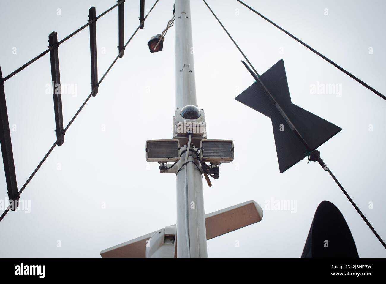 Équipement de surveillance électronique sur les bateaux de pêche commerciaux : caméras vidéo, GPS, équipement de capture et d'enregistrement vidéo. Banque D'Images