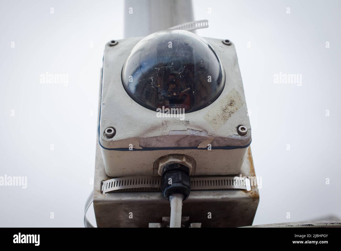 Équipement de surveillance électronique sur les bateaux de pêche commerciaux : caméras vidéo, GPS, équipement de capture et d'enregistrement vidéo. Banque D'Images