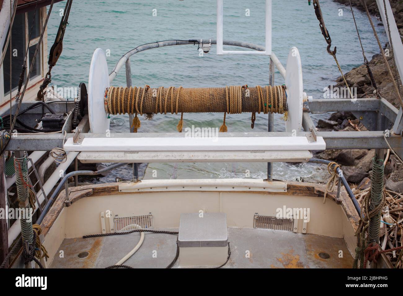Équipement de surveillance électronique sur les bateaux de pêche commerciaux : caméras vidéo, GPS, équipement de capture et d'enregistrement vidéo. Banque D'Images